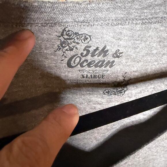 Pittsburgh Pirates “P” XL 5th & Ocean Gray Short Sleeve Graphic T-Shirt - Picture 3 of 3